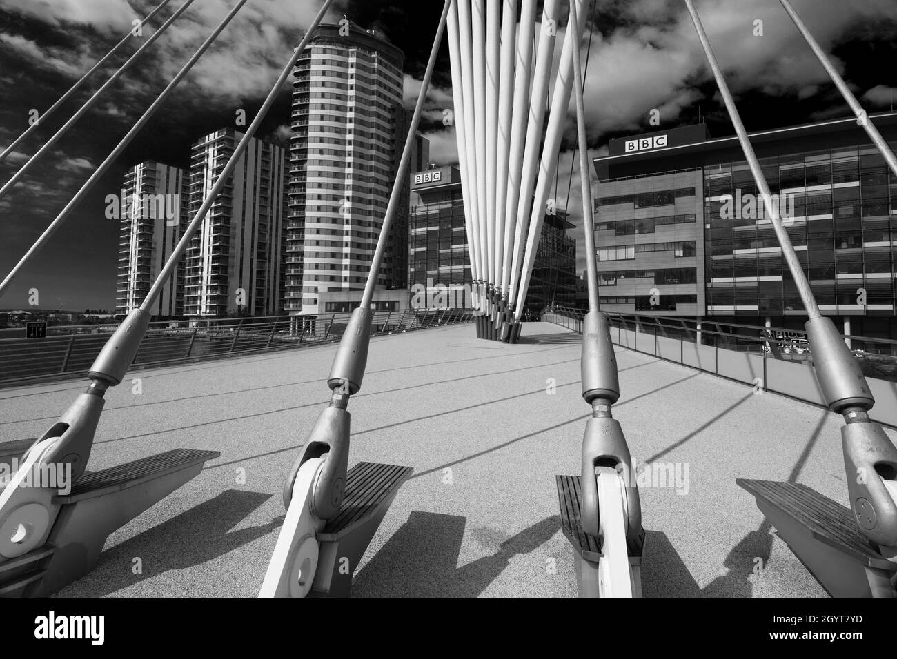 Fußgängerbrücke über den Bridgewater-Kanal; Media City, Salford Quays, Manchester, Lancashire, England Stockfoto