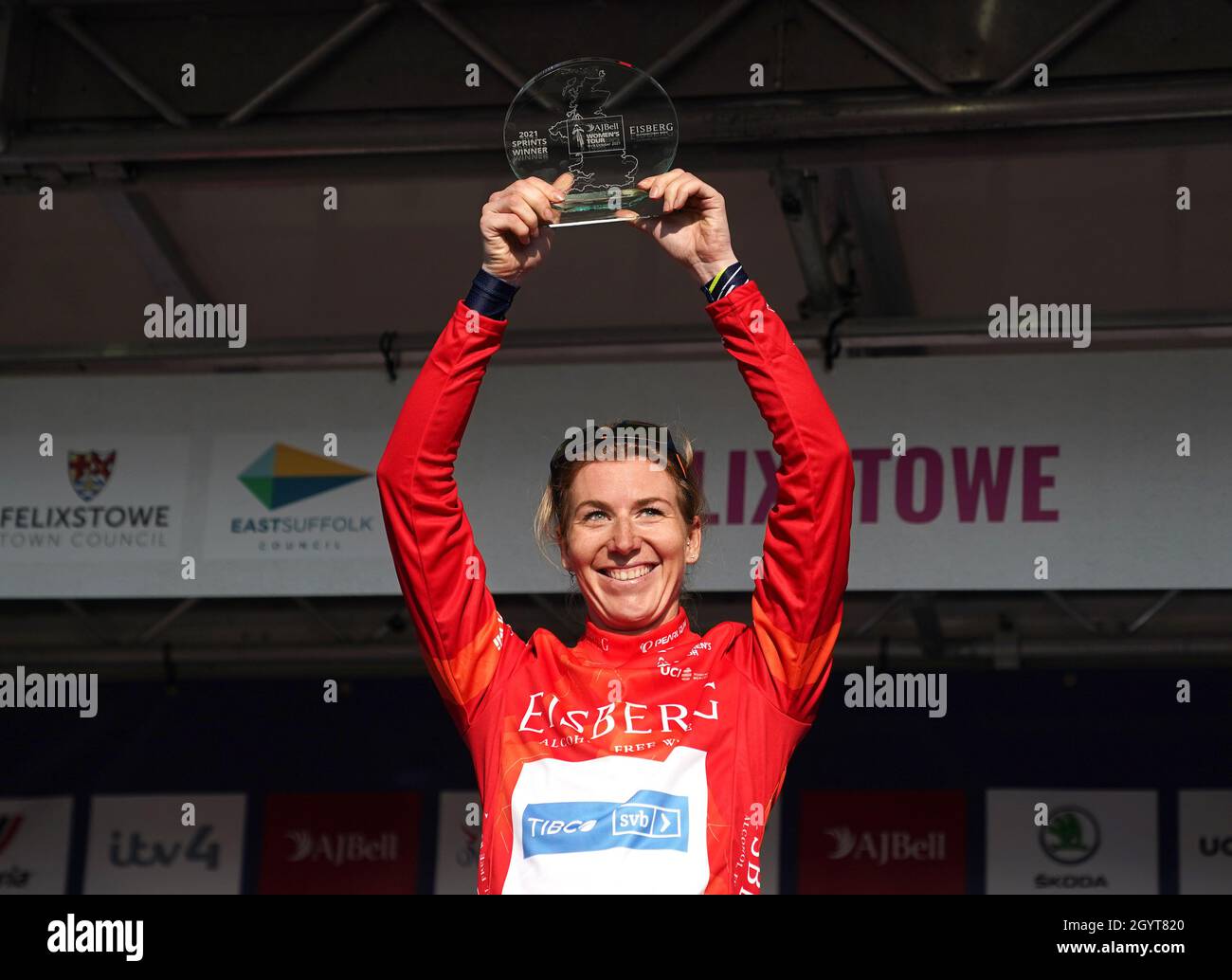 Eisberg Sprint-Siegerin Nina Kessler vom Team TIBCO-Silicon Valley Bank feiert nach der sechsten Etappe der AJ Bell Women's Tour von Haverhill nach Felixstowe auf dem Podium. Bilddatum: Samstag, 9. Oktober 2021. Stockfoto