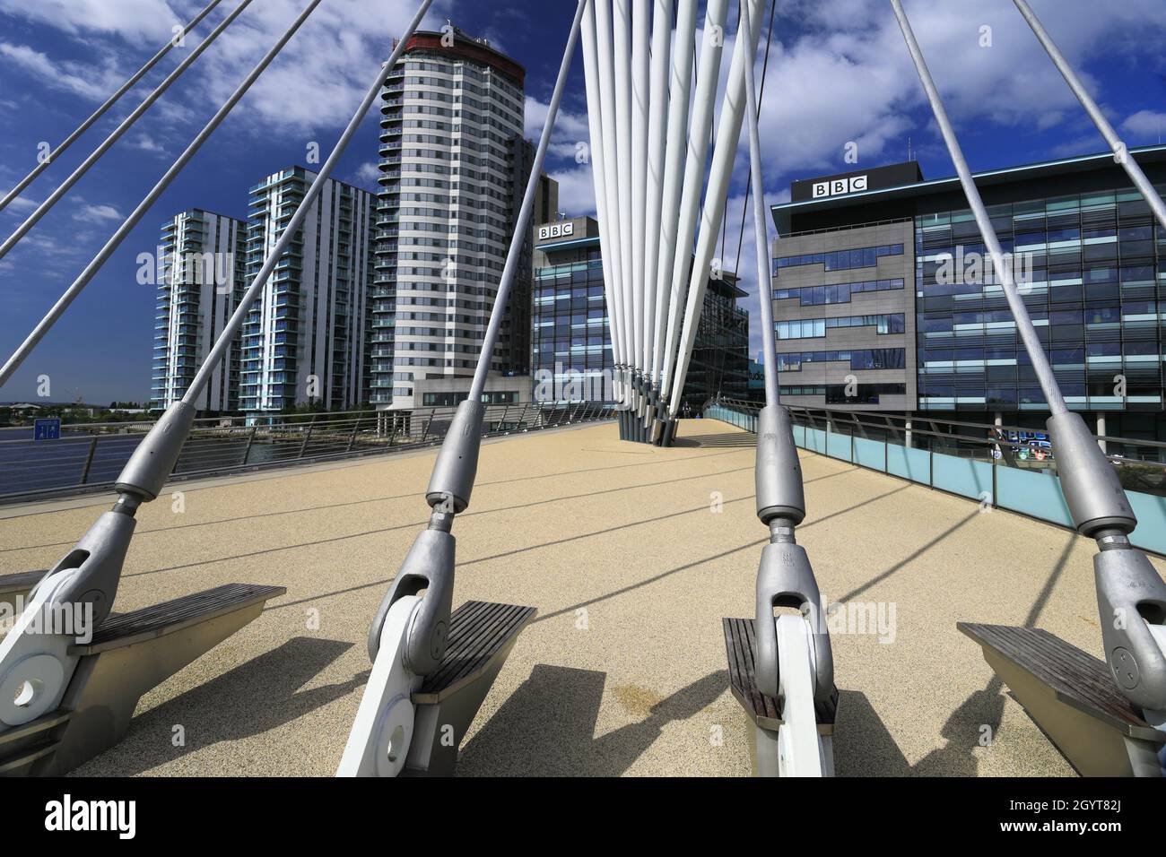 Fußgängerbrücke über den Bridgewater-Kanal; Media City, Salford Quays, Manchester, Lancashire, England Stockfoto