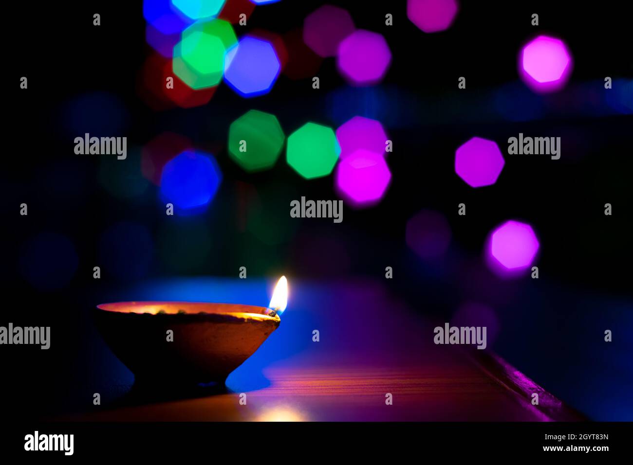 Diwali Erde Diya erhellte während diwali das Festival des Lichts mit buntem Licht Bokeh. Selektiver Fokus verwendet. Stockfoto