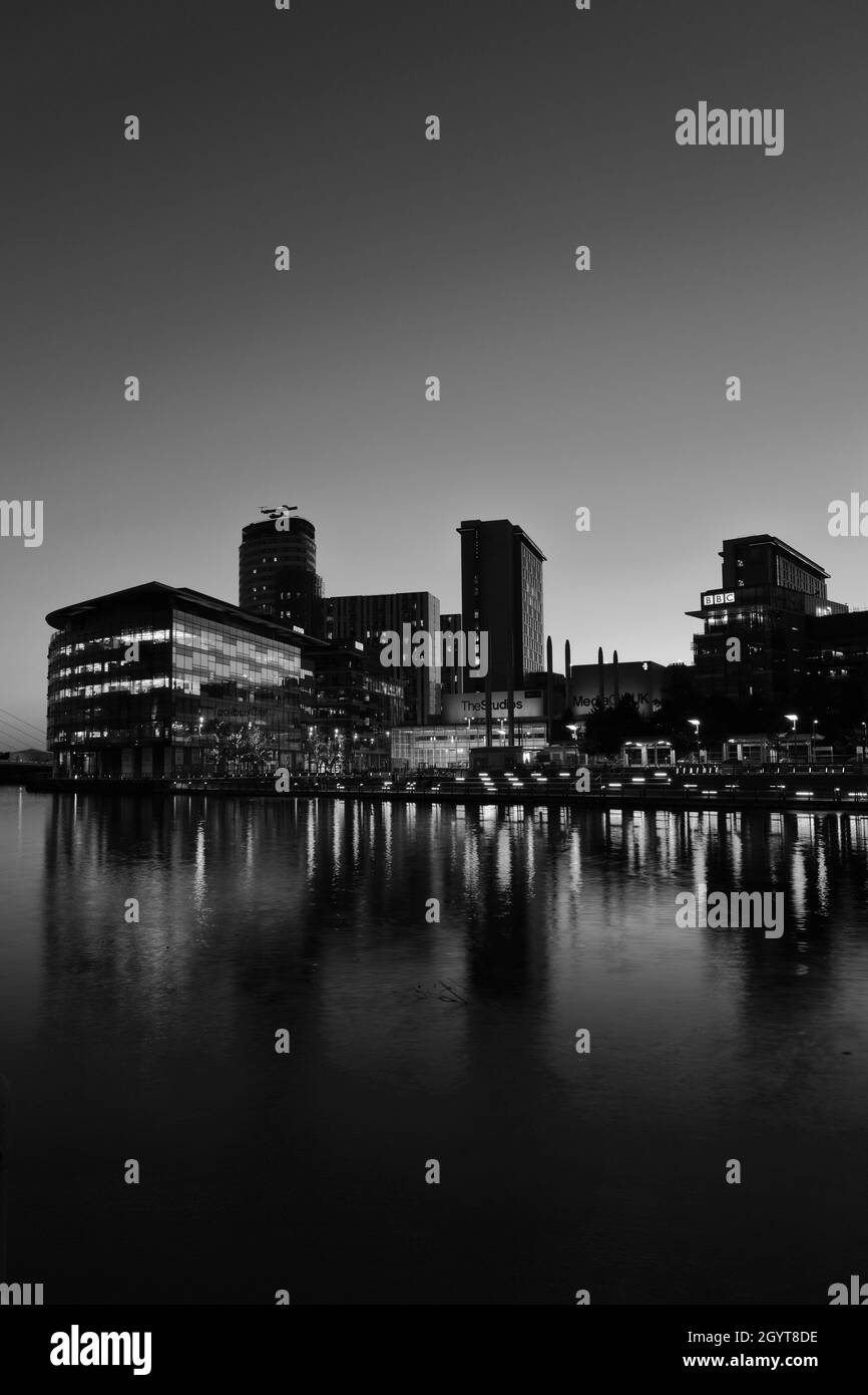 Nachtansicht über die Media City, Salford Quays, Manchester, Lancashire, England, VEREINIGTES KÖNIGREICH Stockfoto