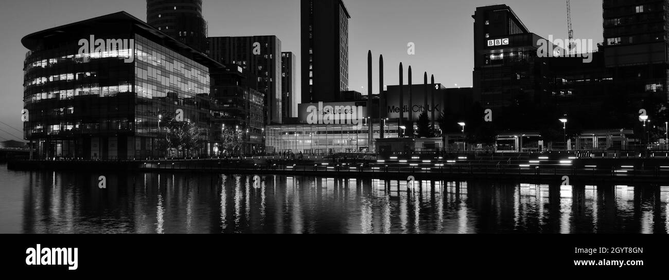 Nachtansicht über die Media City, Salford Quays, Manchester, Lancashire, England, VEREINIGTES KÖNIGREICH Stockfoto