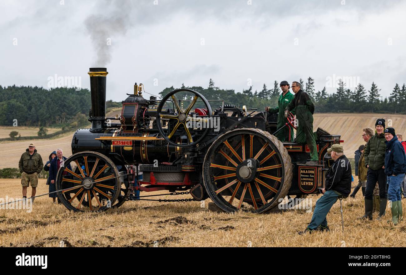 Mindrum Mill, Northumberland, Großbritannien, 9. Oktober 2021. Britische Pflügmeisterschaften: Die 70. Meisterschaften, die letztes Jahr wegen Covid-19 abgesagt wurden, finden statt. Im Bild: Demonstration des dampfgetriebenen Pflügens. Die Fowler-Dampfpflüger an beiden Enden des Feldes ziehen einen Pflug mit einem Kabel zwischen sie hin und her (genannt Dampfkabelpflügen) Stockfoto