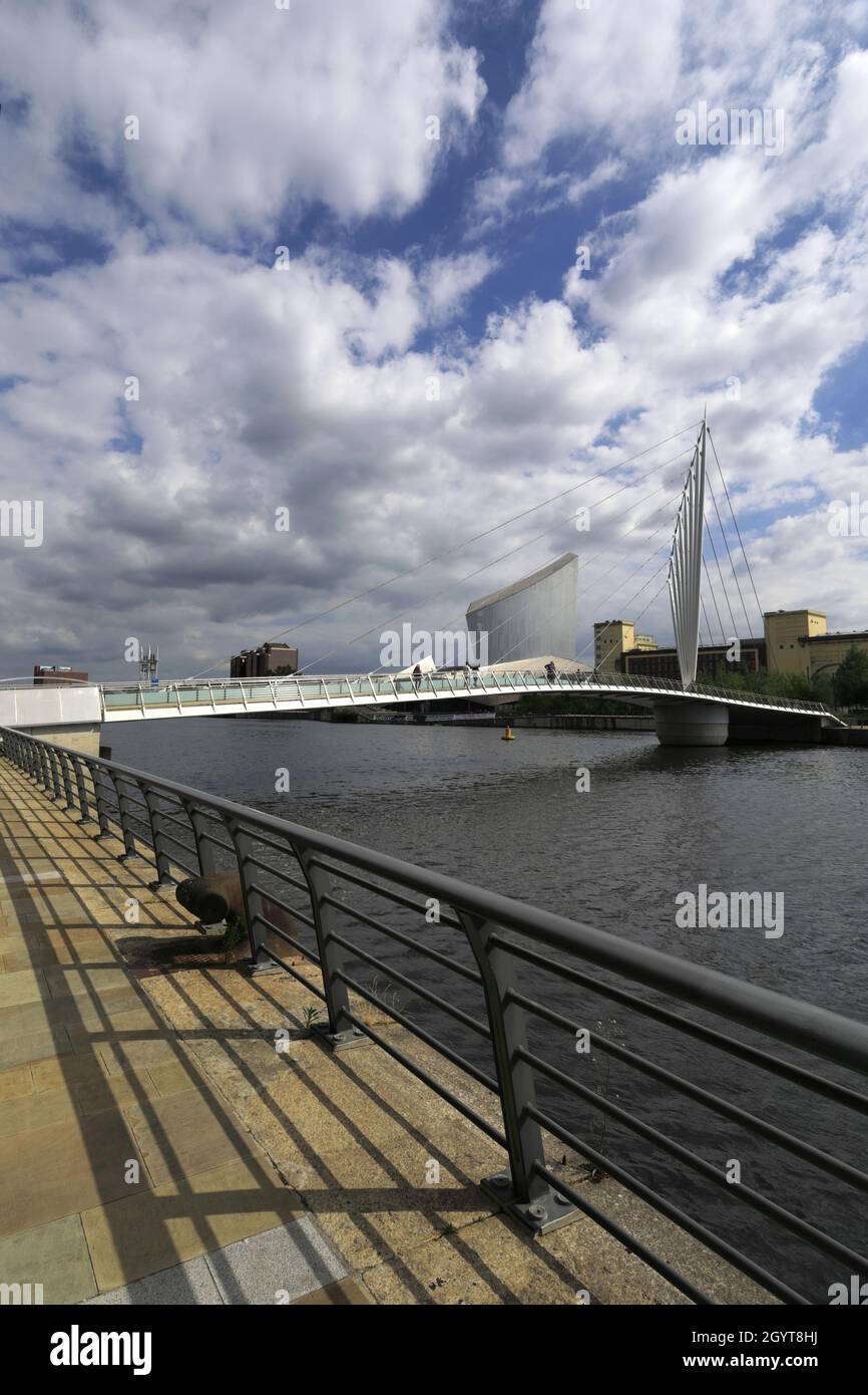 Fußgängerbrücke über den Bridgewater-Kanal; Media City, Salford Quays, Manchester, Lancashire, England Stockfoto