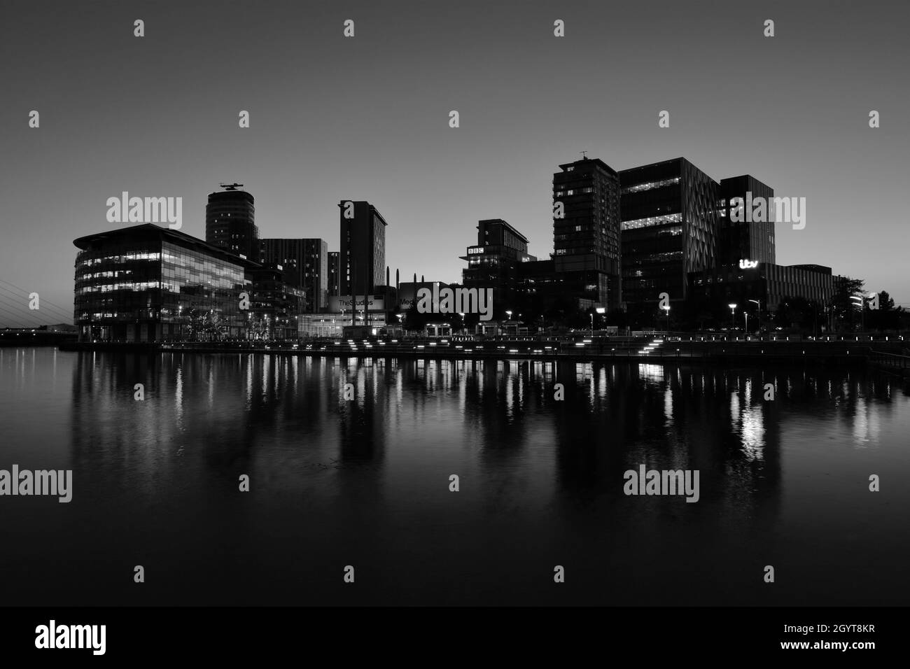 Nachtansicht über die Media City, Salford Quays, Manchester, Lancashire, England, VEREINIGTES KÖNIGREICH Stockfoto