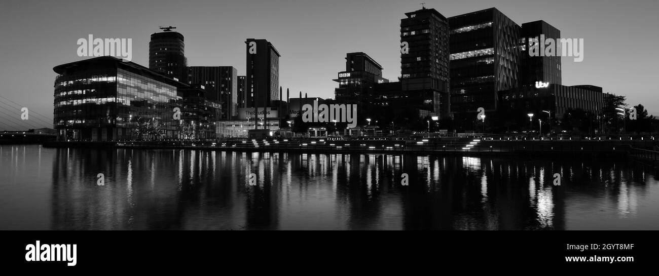 Nachtansicht über die Media City, Salford Quays, Manchester, Lancashire, England, VEREINIGTES KÖNIGREICH Stockfoto