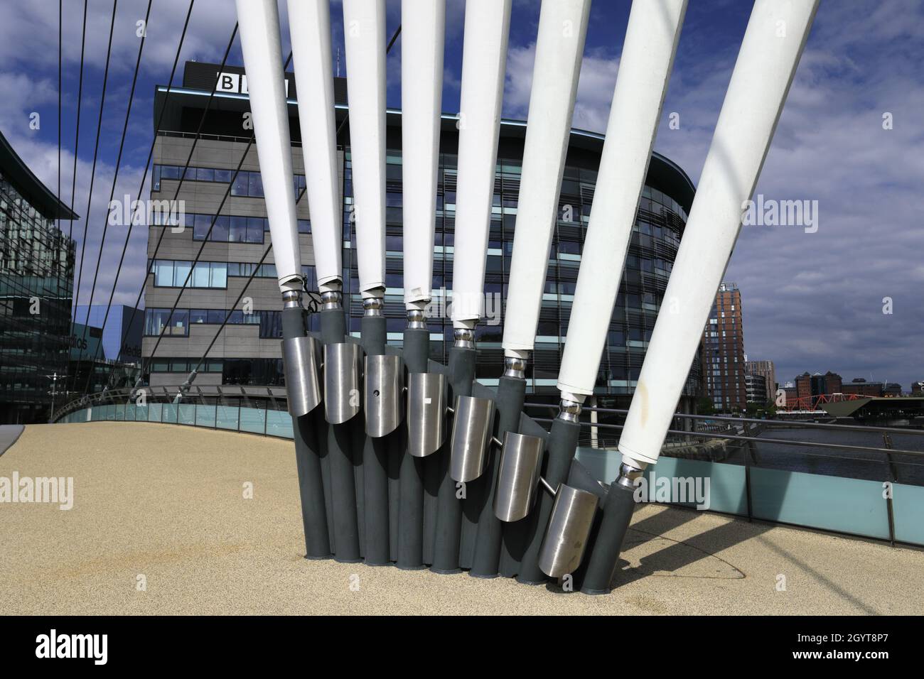 Fußgängerbrücke über den Bridgewater-Kanal; Media City, Salford Quays, Manchester, Lancashire, England Stockfoto