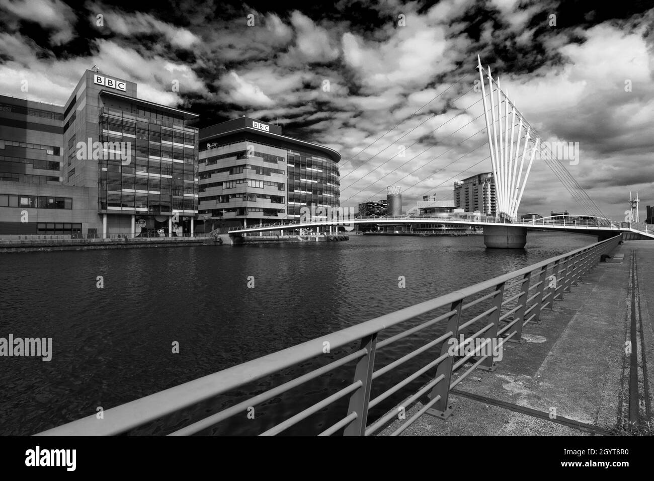 Fußgängerbrücke über den Bridgewater-Kanal; Media City, Salford Quays, Manchester, Lancashire, England Stockfoto