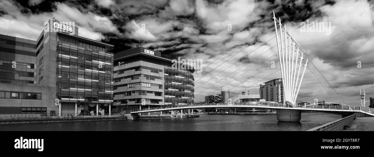 Fußgängerbrücke über den Bridgewater-Kanal; Media City, Salford Quays, Manchester, Lancashire, England Stockfoto