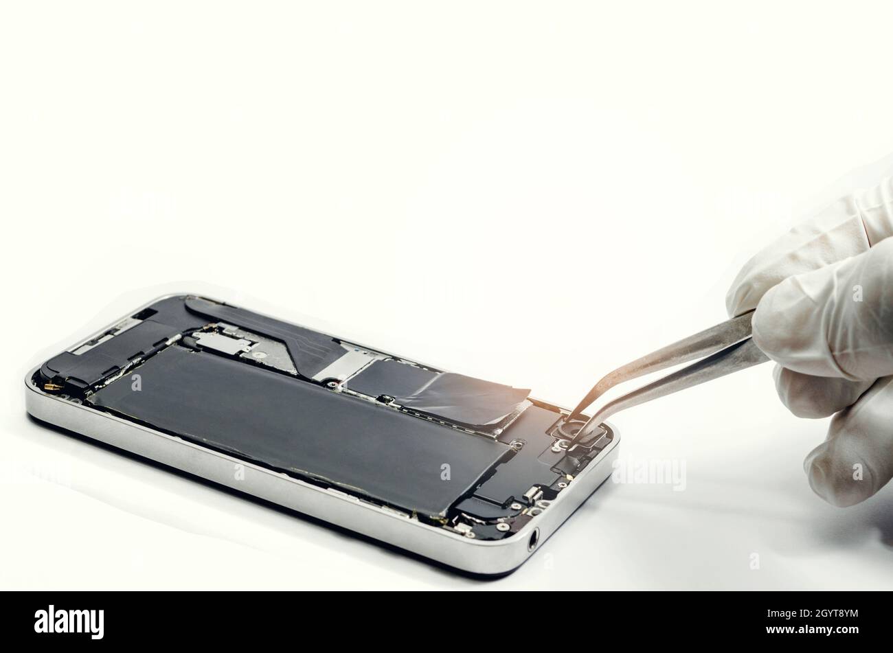 In der Nähe von Kamera Handy für die Festsetzung der Reparaturen in die Hauptplatine für Smartphone im Labor durch professionelle Techniker auf dem Schreibtisch. Mit mini Tools Stockfoto