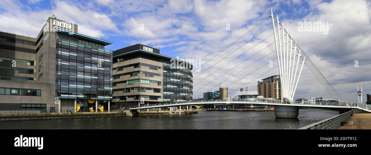 Fußgängerbrücke über den Bridgewater-Kanal; Media City, Salford Quays, Manchester, Lancashire, England Stockfoto