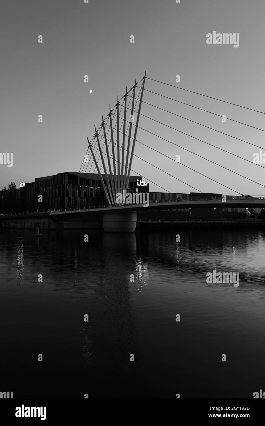 Sonnenuntergang über der Media City Footbridge, Salford Quays, Manchester, Lancashire, England, VEREINIGTES KÖNIGREICH Stockfoto