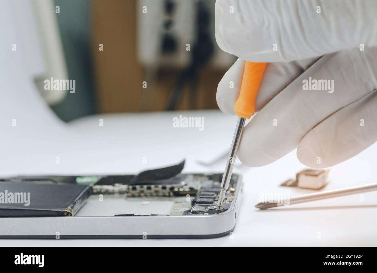 Telefon Motherboard oder Festsetzung Reparaturen in die Hauptplatine für Smartphone im Labor durch professionelle Techniker auf dem Schreibtisch. Stockfoto
