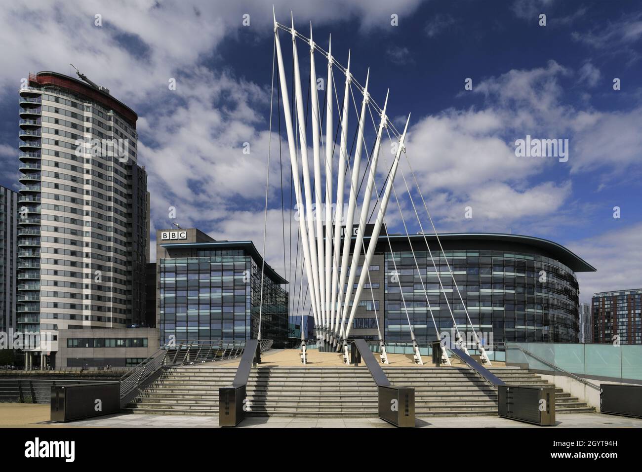 Fußgängerbrücke über den Bridgewater-Kanal; Media City, Salford Quays, Manchester, Lancashire, England Stockfoto