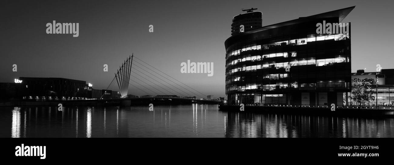 Nachtansicht über die Media City, Salford Quays, Manchester, Lancashire, England, VEREINIGTES KÖNIGREICH Stockfoto