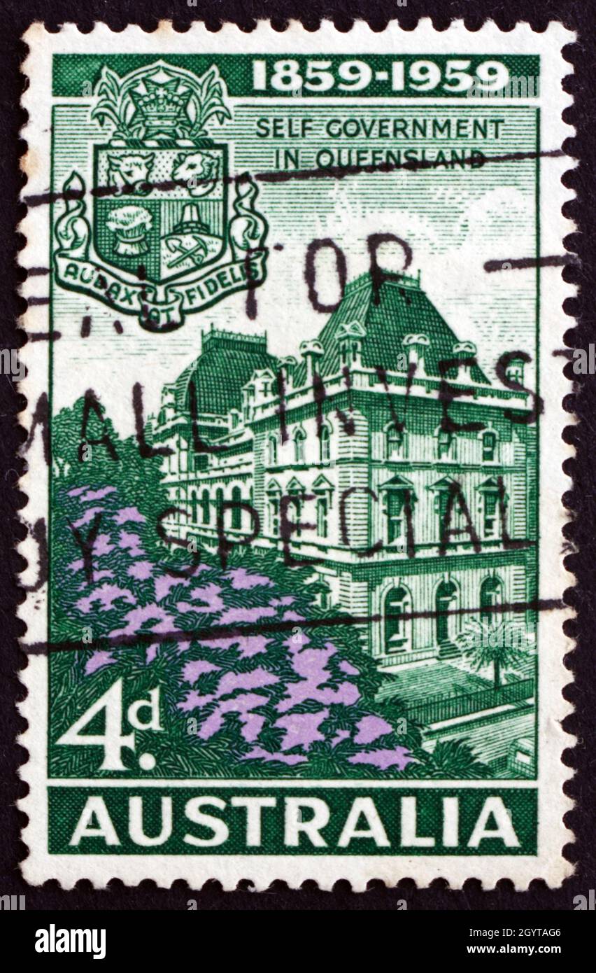 AUSTRALIEN - UM 1959: Eine in Australien gedruckte Briefmarke zeigt Parliament House, Brisbane und Queensland Arms, Centenary of Queensland Self-Government, c Stockfoto