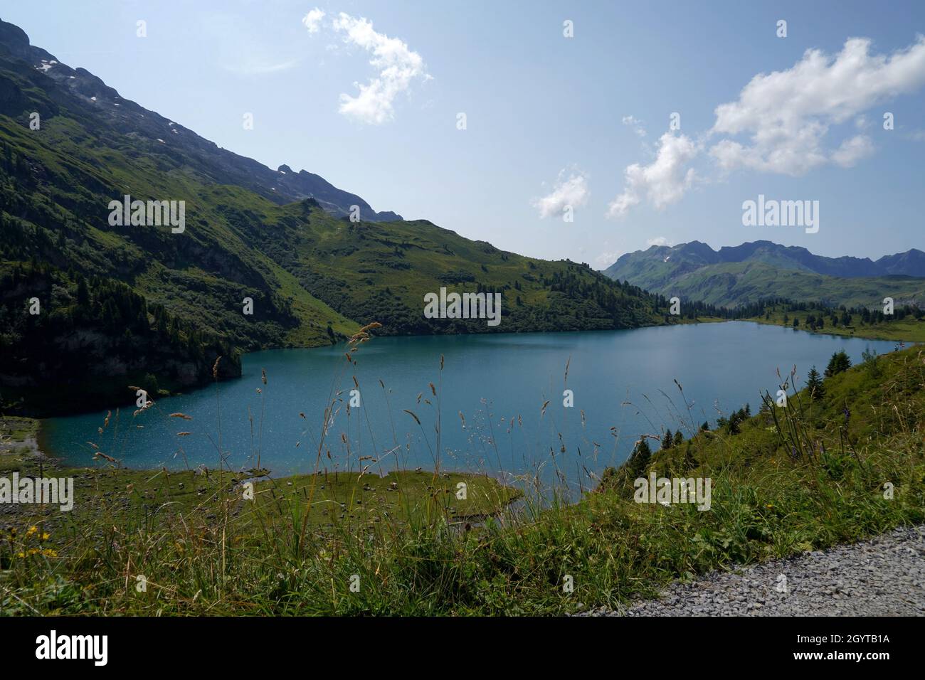 Engstlensee in der Schweiz. Natürlicher See für die Stromerzeugung verwendet. Es ist ein beliebtes Wanderziel. Höhensee in den Alpen. Stockfoto
