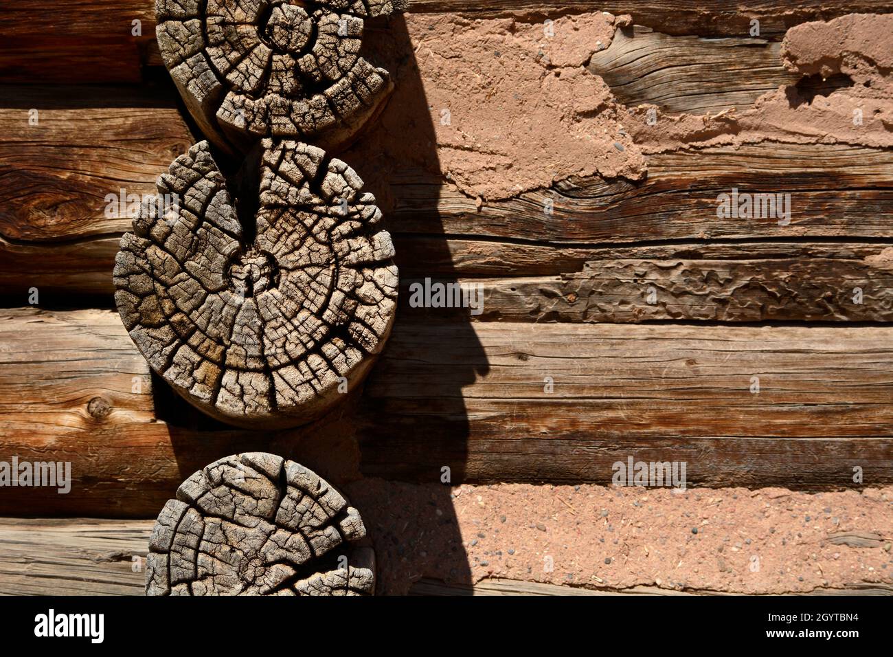 Ein Ranchgebäude aus dem 19. Jahrhundert aus Baumstämmen in El Rancho de las Golondrinas, einem Wohnkomplex mit Geschichte in der Nähe von Santa Fe, New Mexico. Stockfoto