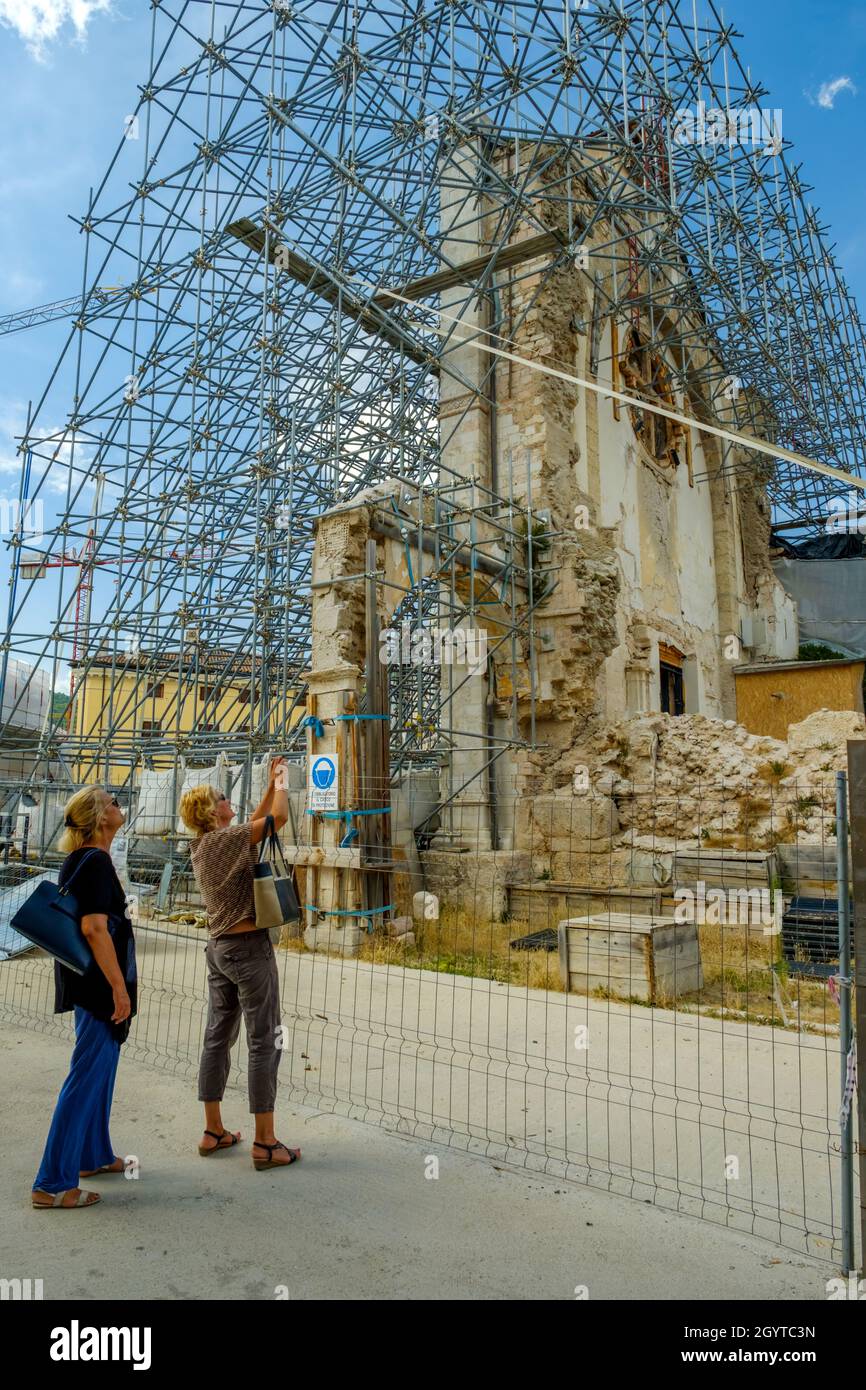 Zwei Frauen betrachten die Überreste der Basilika San Benedetto da Norcia in Italien, die durch das Erdbeben vom 30. Oktober 2016 zerstört wurde. Stockfoto