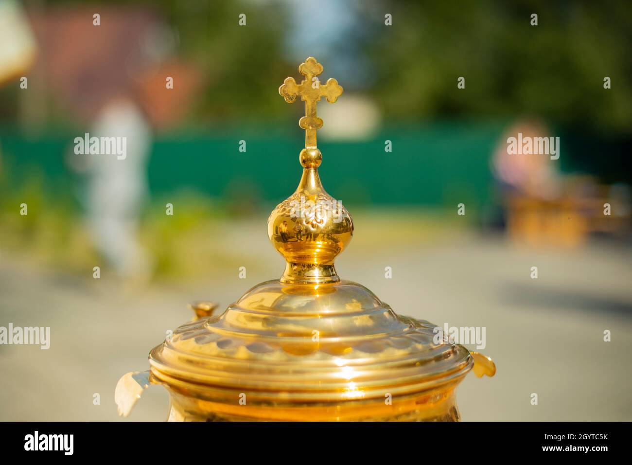 Orthodoxes Kreuz auf einem goldenen Objekt. Goldware für religiöse Riten. Details des orthodoxen Glaubens und der christlichen Religion. Stockfoto