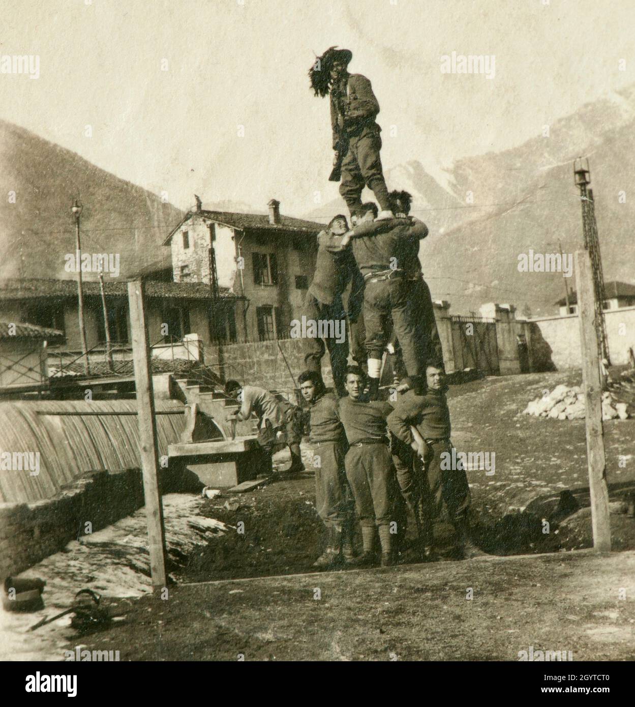 Eine Gruppe von Bersaglieri des 7. Regiments zeigt ihre Stärke an einem Ort in der Nähe von Gardone (Italien) Stockfoto
