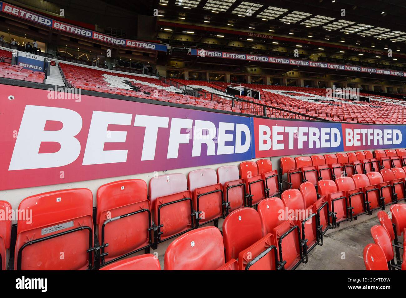 Manchester, Großbritannien. Oktober 2021. Das Betfred-Logo wird am 10./9./2021. Im Old Trafford, dem Austragungsort des Betfred Super League Grand Finales zwischen Catalans Dragons und St Helens in Manchester, Großbritannien, gezeigt. (Foto von SW Photo via/News Images/Sipa USA) Quelle: SIPA USA/Alamy Live News Stockfoto