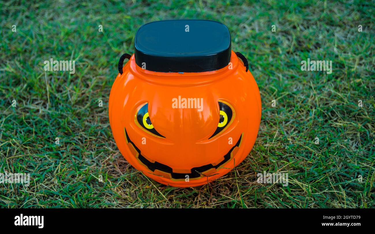 Dekorativer Halloween Kürbis, um Süßigkeiten zu verlangen Stockfoto