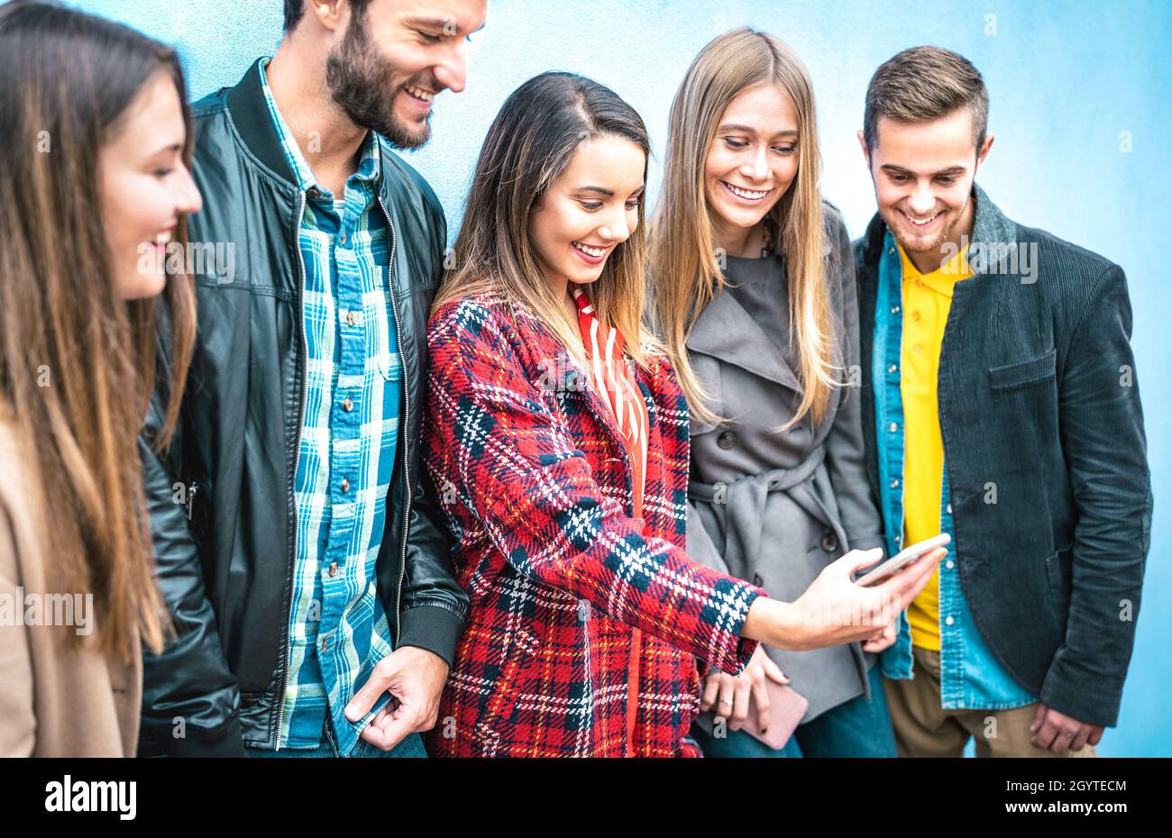 Millennial Freunde auf süchtig Moment mit mobilen Smartphones - Junge Menschen immer auf Social-Media-Geräten verbunden - Technologiekonzept mit Modder Stockfoto