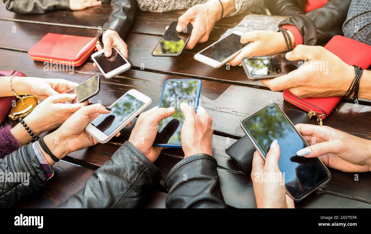 Jugendliche Menschen, die Spaß mit Smartphones haben - Millennial-Community, die Inhalte im Social-Media-Netzwerk mit mobilen Smartphones teilt - Technologie conce Stockfoto