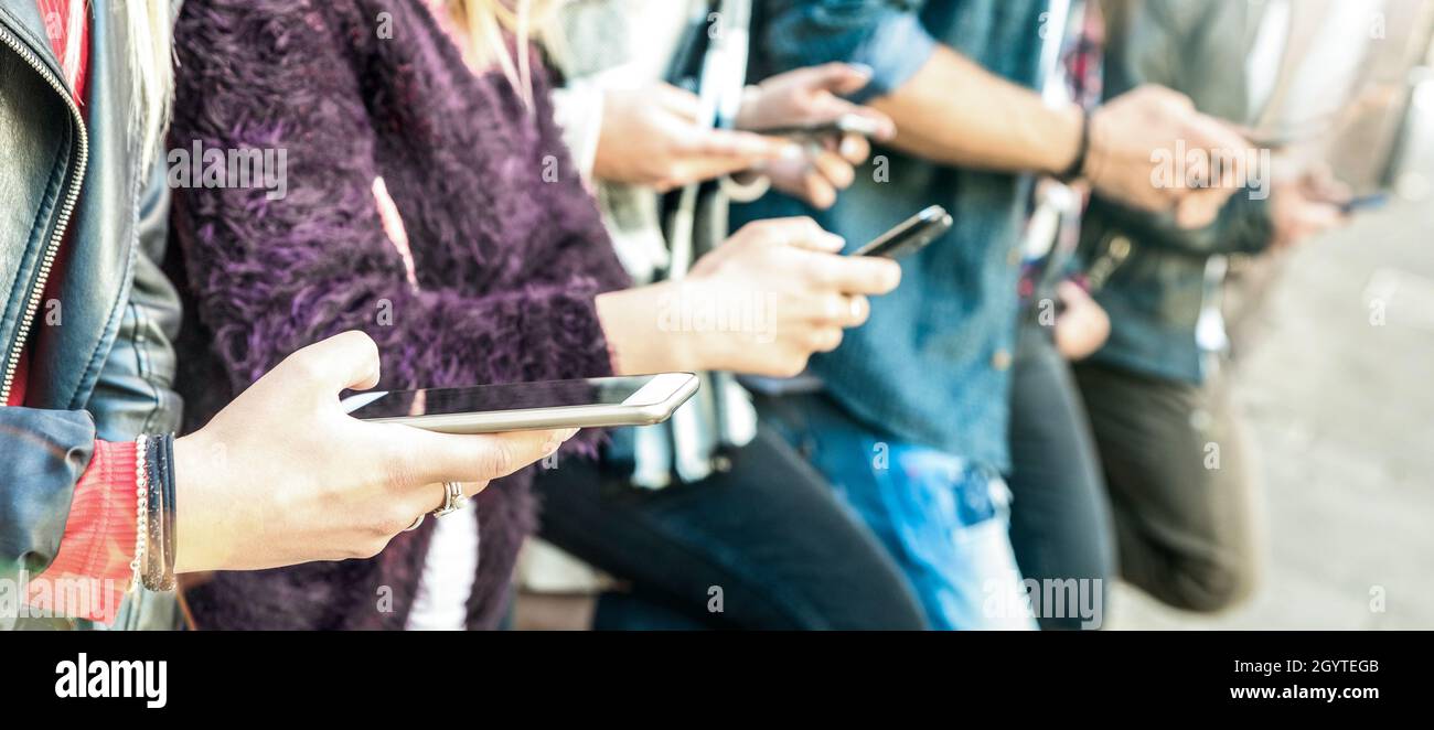 Multikulturelle Freundesgruppe mit Smartphone bei der Uni-College-Hinterhof Pause - Menschen Hände süchtig nach Handy - Technologie-Konzept w Stockfoto