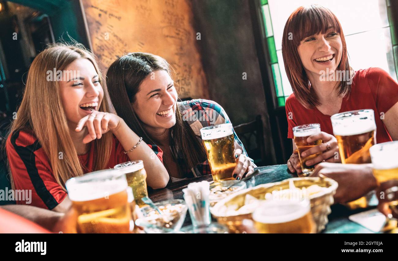 Glückliche Frauen beste Freunde trinken Bier im Vintage Bar Restaurant - Weibliche Freundschaft Konzept mit jungen Freundinnen genießen Zeit und mit echten f Stockfoto