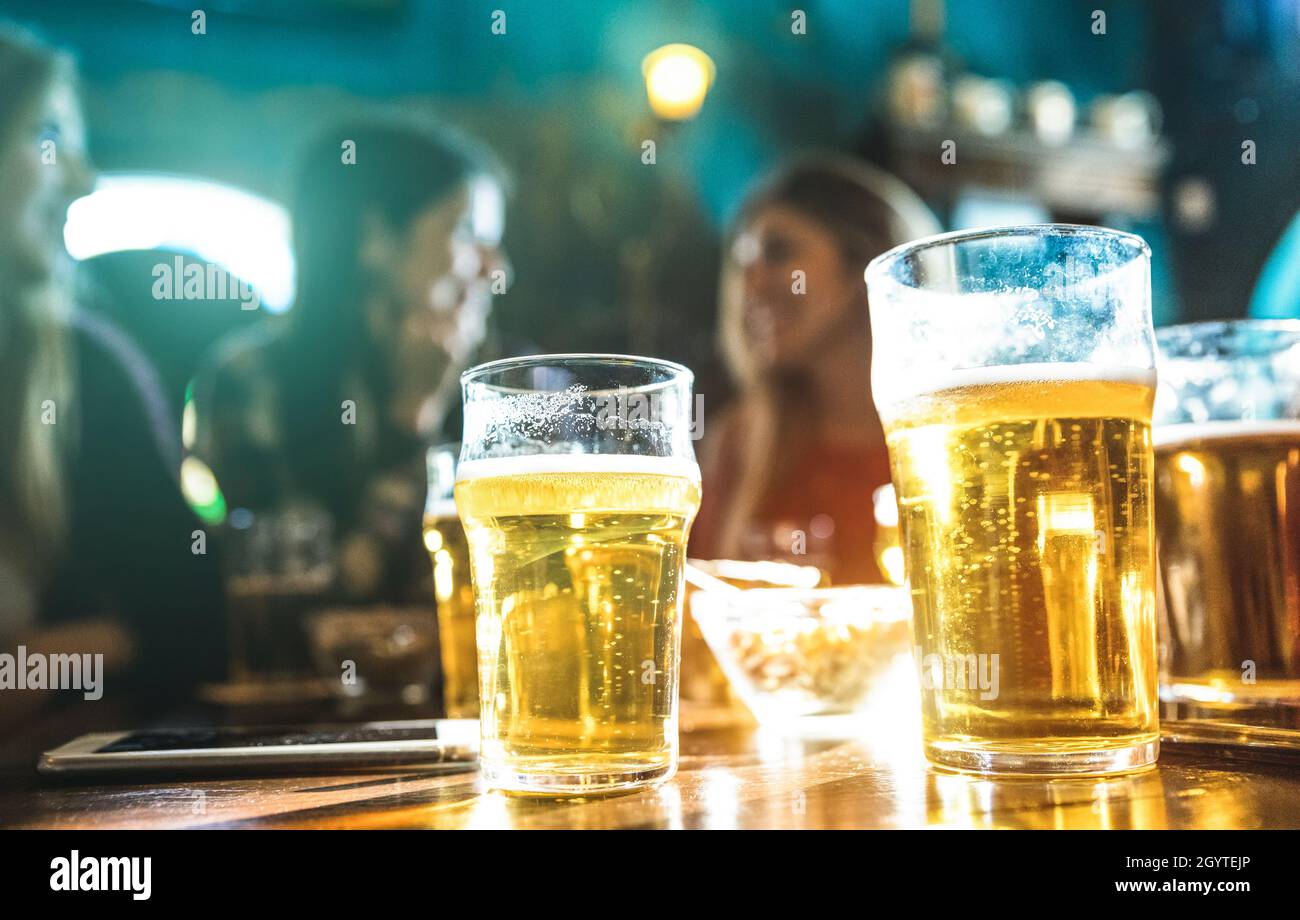 Glückliche Freundinnen Frauen Gruppe trinken Bier in der Brauerei Bar Restaurant - Freundschaftskonzept mit jungen Freundinnen, die Zeit genießen und Echte haben Stockfoto