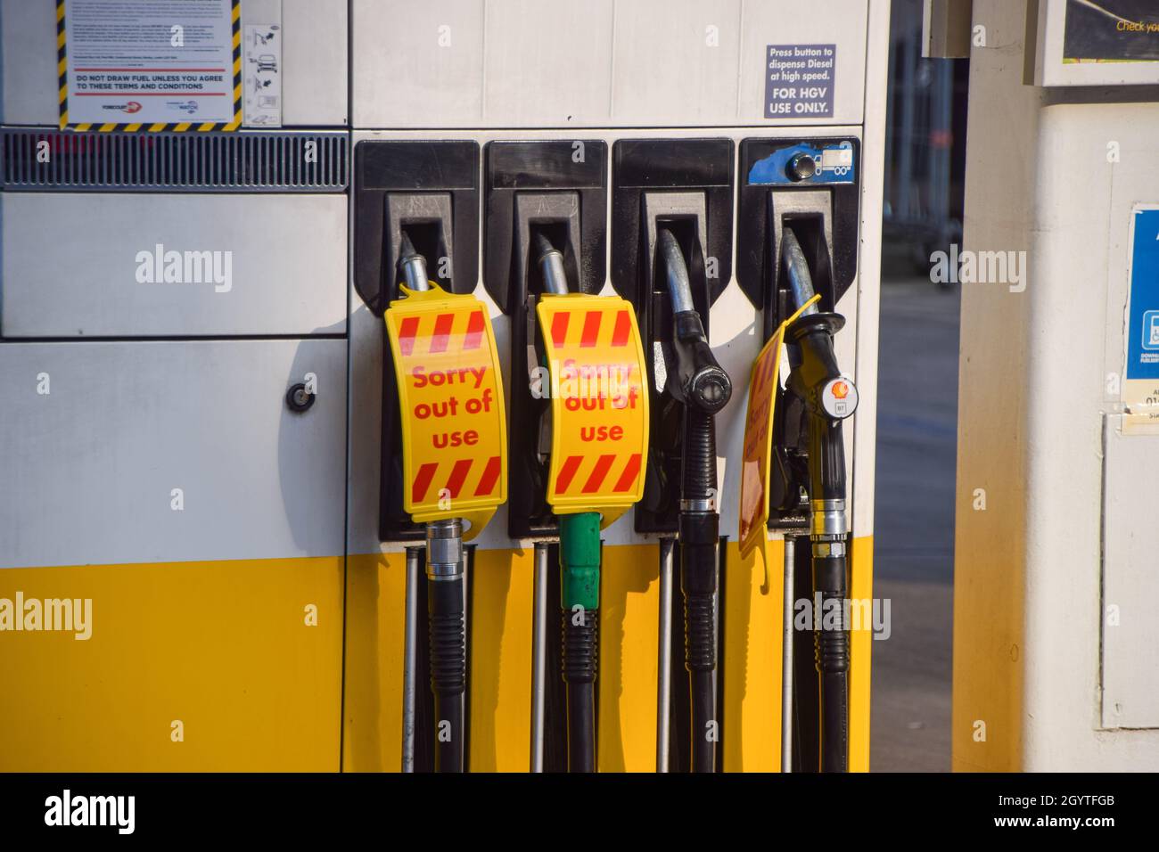 London, Großbritannien. Oktober 2021. Die Schilder „Sorry, out of use“ decken die Kraftstoffpumpen an einer Shell-Tankstelle in Islington ab, da die Kraftstoffknappheit in London weiter anhält. Kredit: Vuk Valcic / Alamy Live Nachrichten Stockfoto