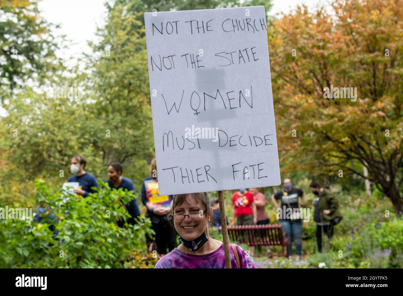 Minneapolis, Minnesota. USA. Marsch für reproduktive Freiheit. Verbietet unseren Körper den marsch der Frauen. Frauen sammeln sich, um Abtreibung legal zu halten. Stockfoto