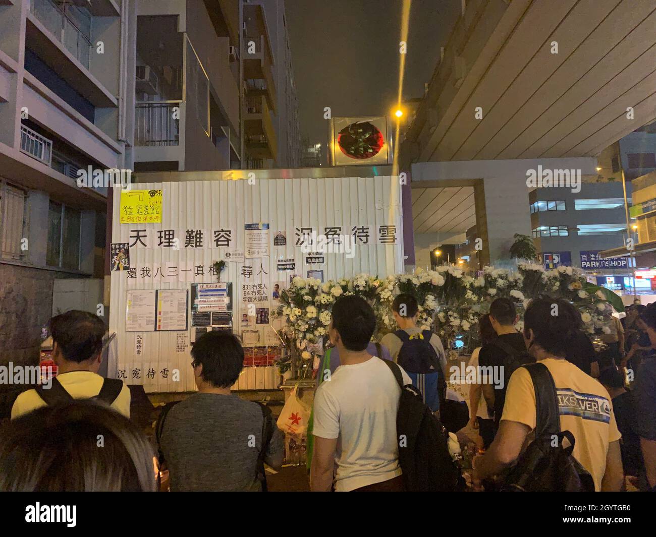 Hongkong -1 Oktober 2019: Die Zeremonie des Angriffs von 831 in mong kok.Nachdem die Regierung ein neues Anti-Maskengesetz aufgestellt hat, beenden die Bürger die Zeremonie nie am Bahnhof Prince Edward Stockfoto