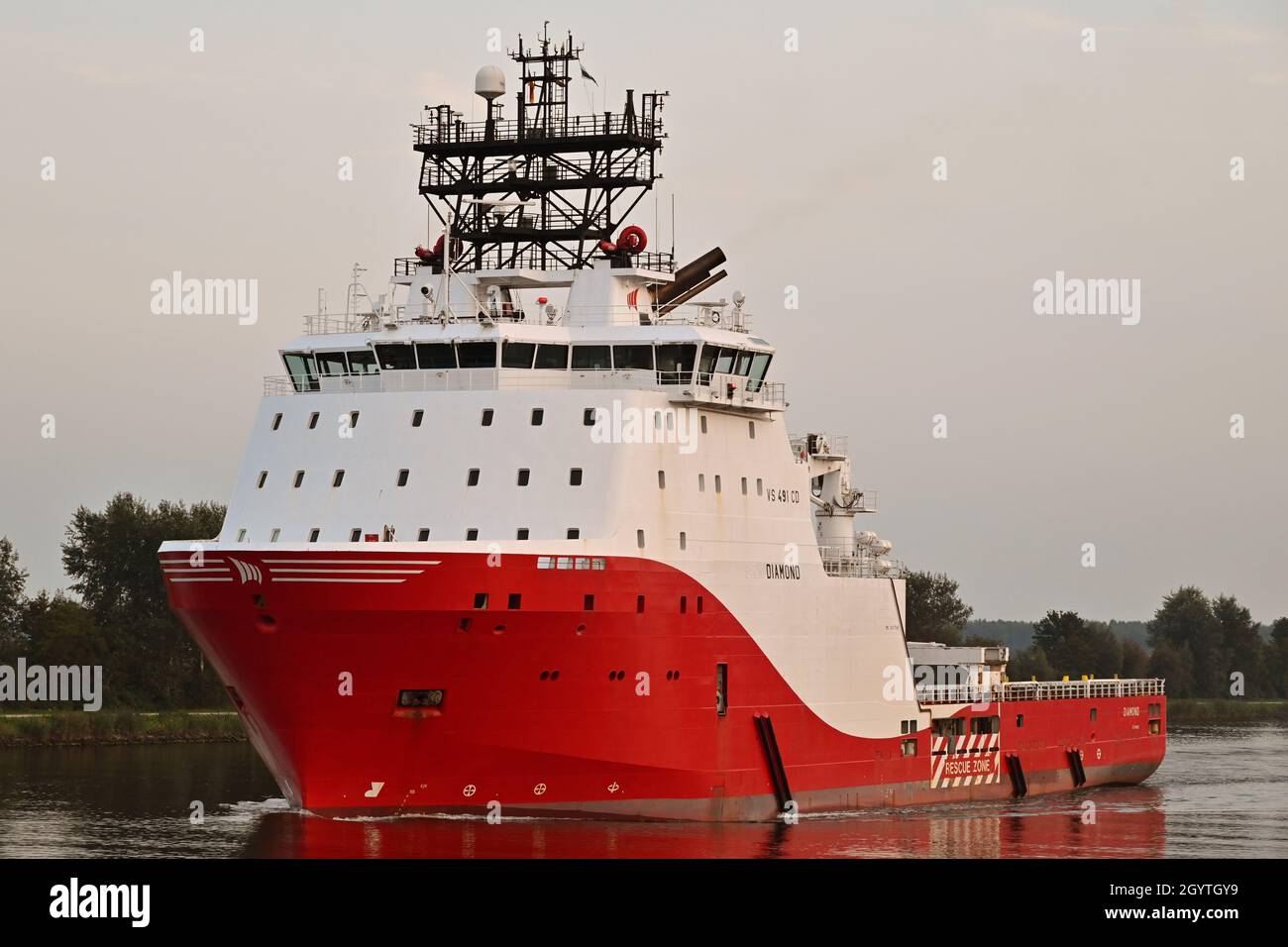 Offshore-Tur-DIAMANT, der den Nord-Ostsee-Kanal passiert, und zur TKMS-Werft in Kiel für eine Umrüstung anfährt Stockfoto
