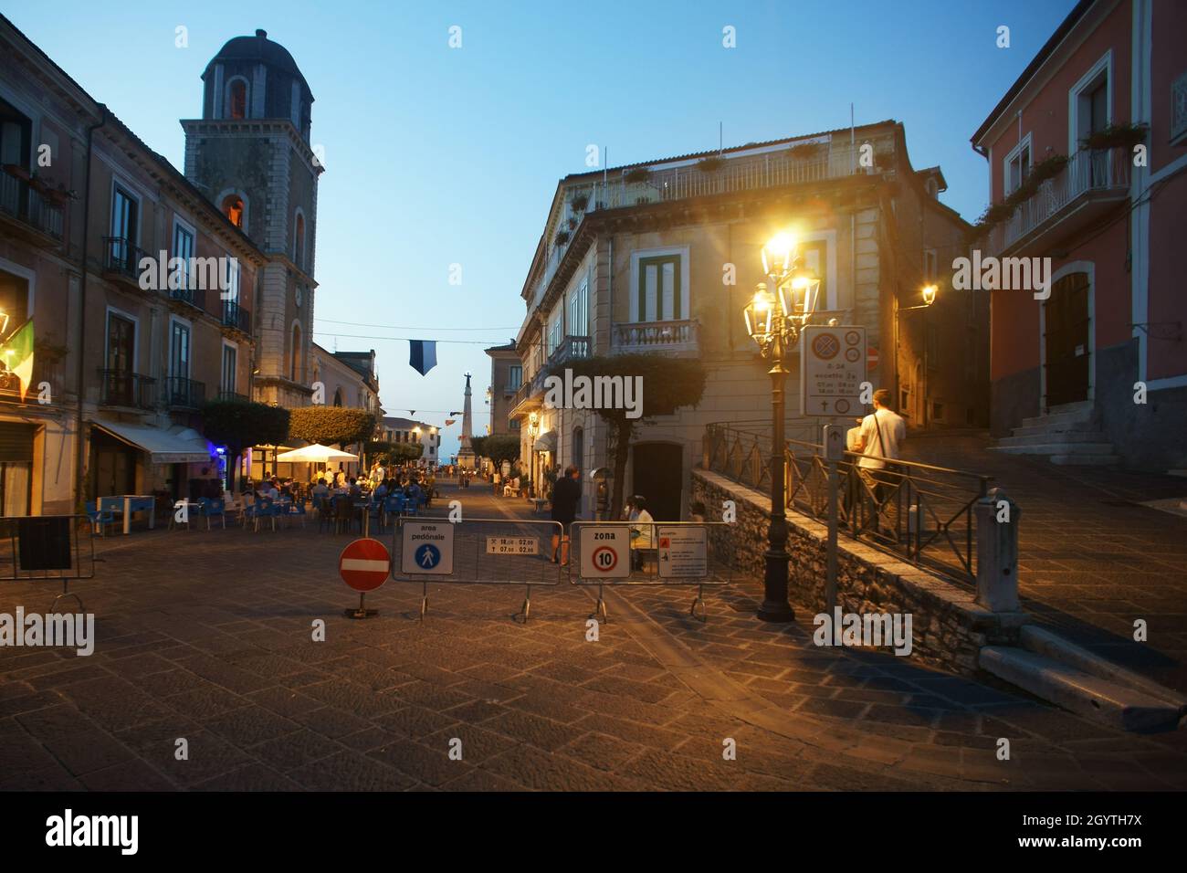 Stadt Teggiano, Salerno, Italien - Campanile della Cattedrale di Santa Maria Maggiore e San Michele Arcangelo Stockfoto