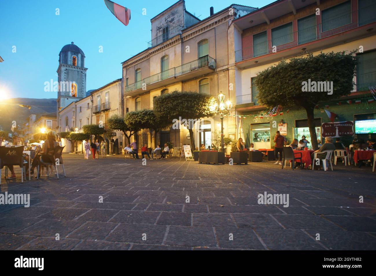 Stadt Teggiano, Salerno, Italien - Campanile della Cattedrale di Santa Maria Maggiore e San Michele Arcangelo Stockfoto