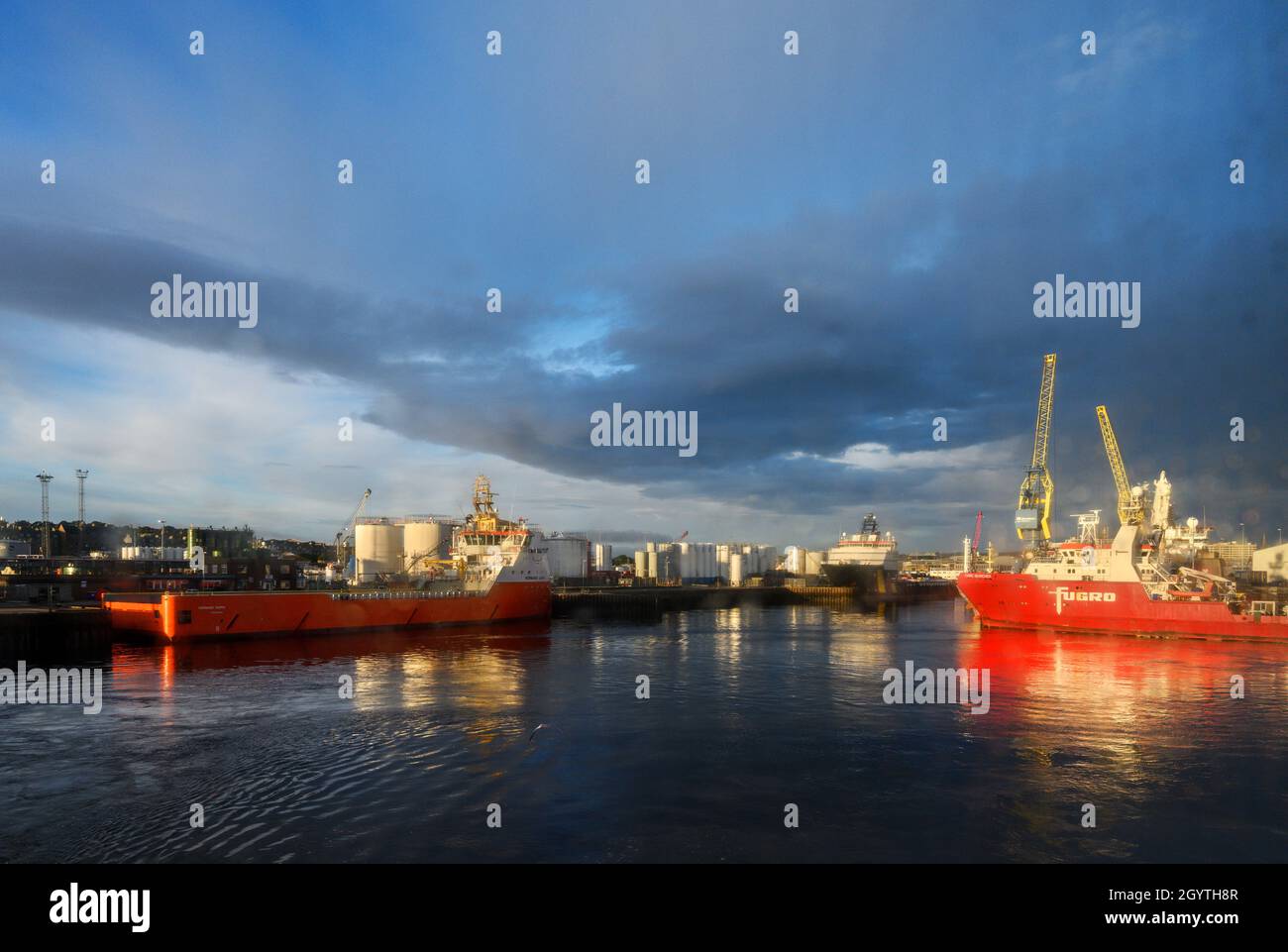 Schiffe in Aberdeen Hafen am frühen Morgen, Aberdeen, Schottland, Großbritannien Stockfoto