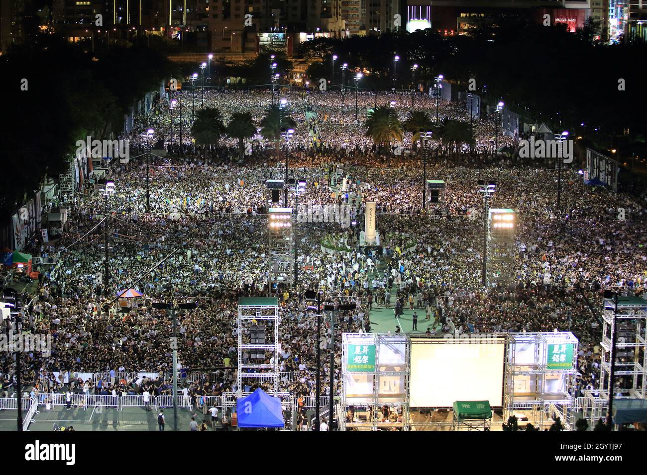 HONGKONG, 4. JUNI: Am 4. juni 2014 nehmen Menschen an den Gedenkstätten für die Proteste auf dem Tiananmen-Platz von 1989 im victoria Park Teil. Nach Angaben der Organisation haben 180,000 Menschen den 25. Jahrestag begangen. Stockfoto