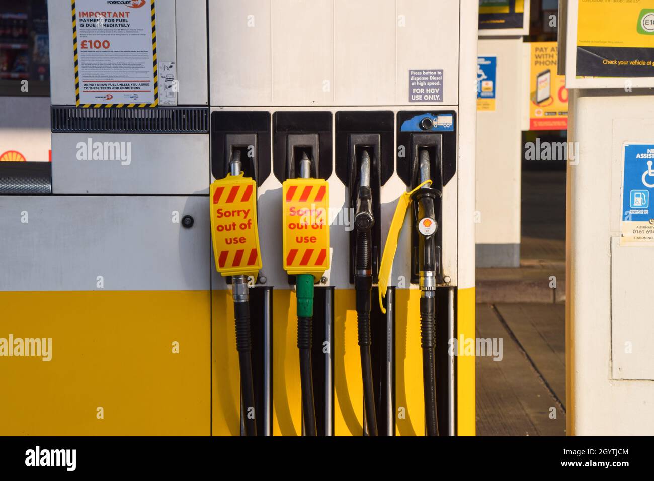 Die Schilder „Sorry, out of use“ decken die Kraftstoffpumpen an einer Shell-Tankstelle in Islington ab, da die Kraftstoffknappheit in London weiter anhält. London, Großbritannien. Oktober 2021. Stockfoto