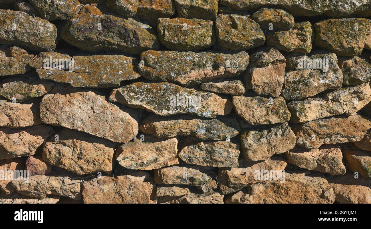 Detail einer unmortarierten Wand aus Naturstein Stockfoto