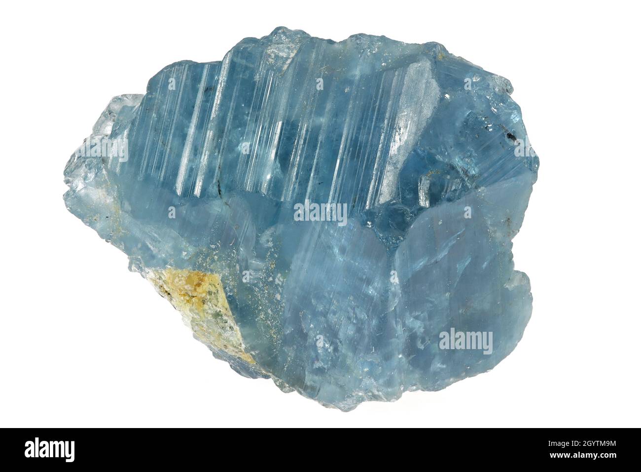 Aquamarin-Kristall aus Vietnam isoliert auf weißem Hintergrund Stockfoto