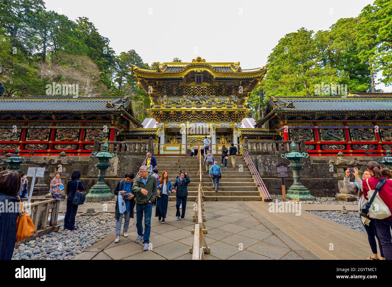 Nikko, Japan – 16. April 2018 : Touristen besuchen den Tosho-gu-Schrein in Nikko, Japan. Teil eines UNESCO-Weltkulturerbes Stockfoto
