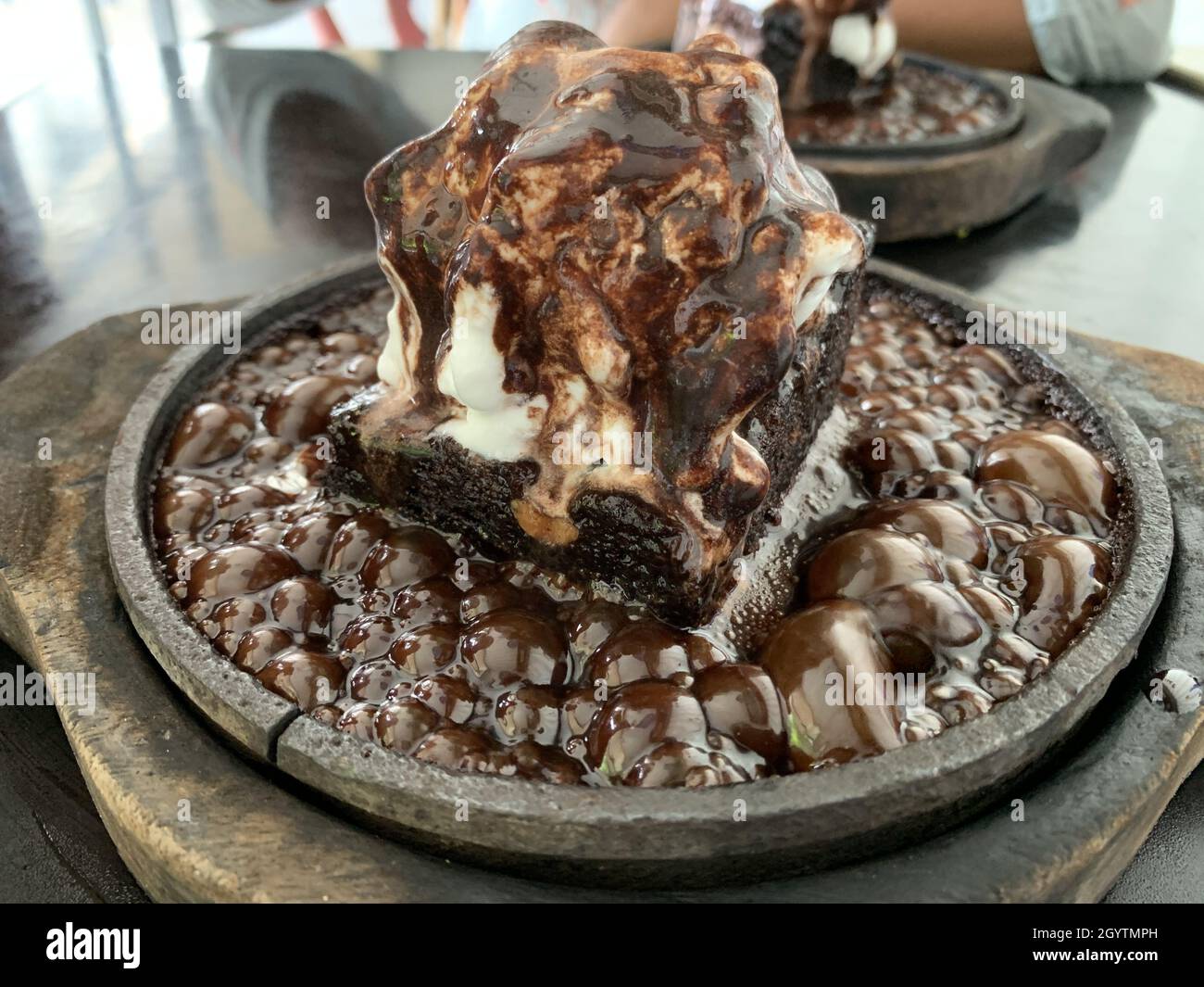 Eine Portion leckerer, brutzelnder Brownie Stockfoto
