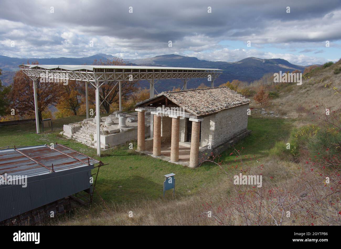 Italic Tempel - Es befindet sich im heiligen Bereich der italischen Tempel in der Gemeinde Schiavi d'Abruzzo in der Provinz Chieti Stockfoto