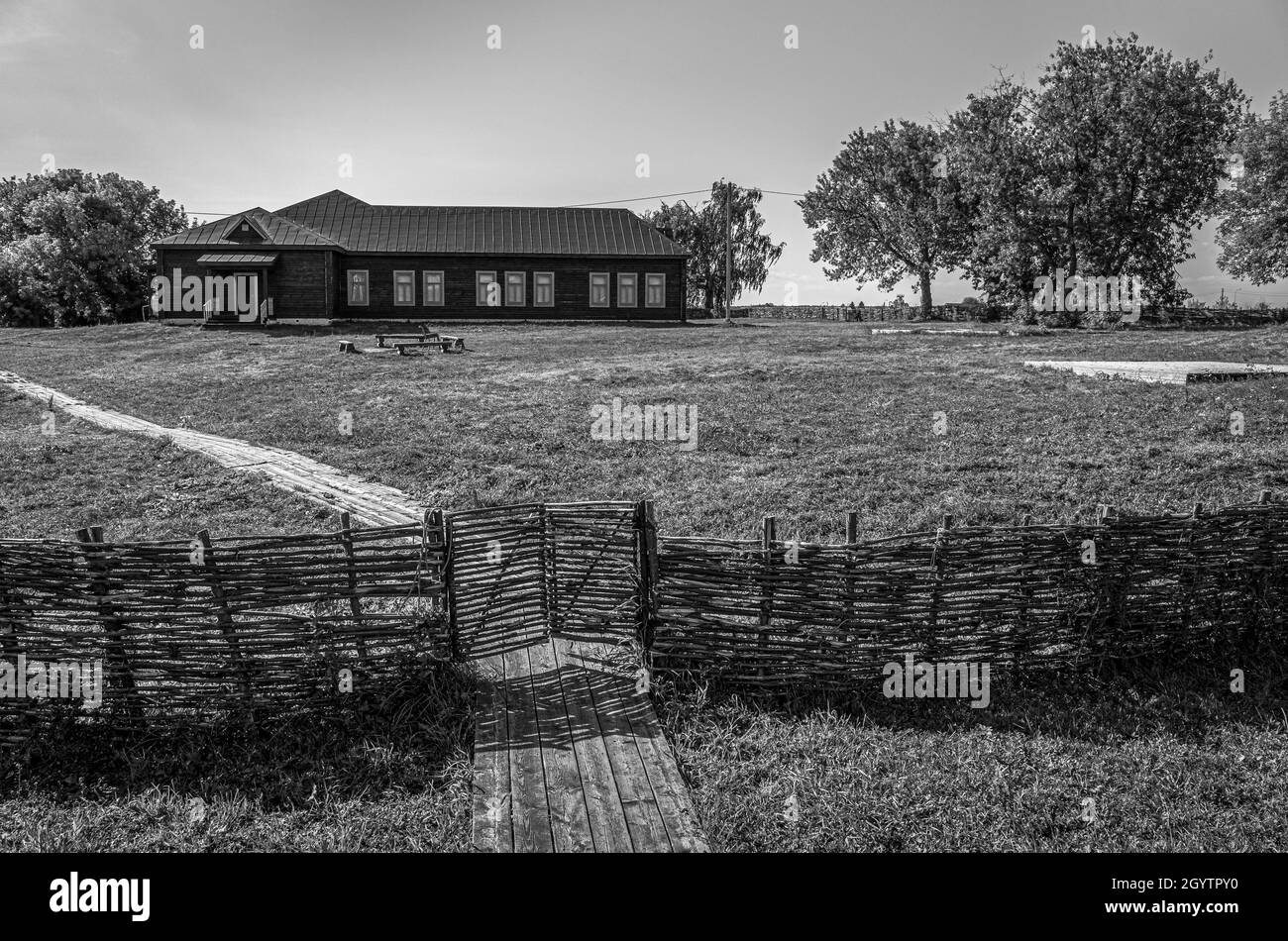 Kleines gemütliches Haus in der ländlichen Gegend von Bolgar, Tatarstan. Schwarz und Weiß. Stockfoto