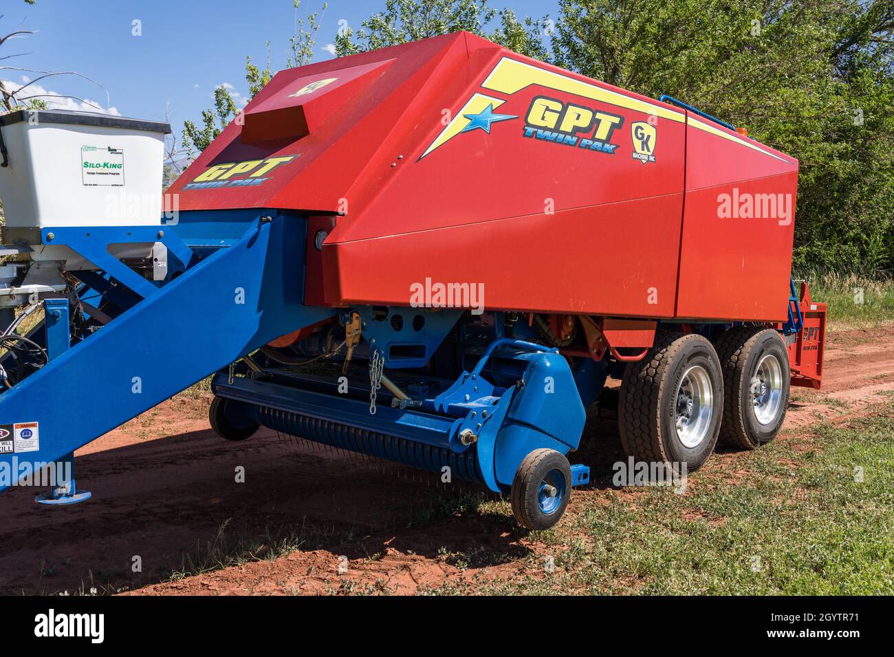 Heuballen mit einer GPT Twin Pak Ballenpresse auf einer Ranch im Süden Utahs. Stockfoto