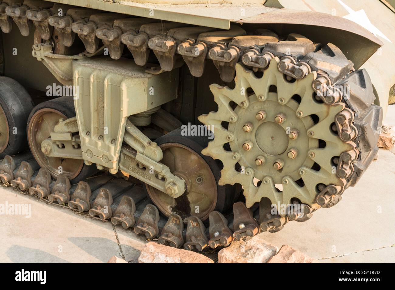 Detail des vorderen Kettenrads und der Lenkräder eines M4 Sherman Tanks. Stockfoto