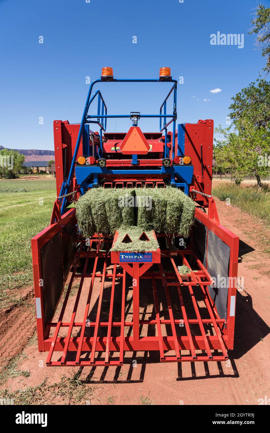 Rückansicht einer GPT TwinPak Ballenpresse auf einer Ranch im Süden von Utah. Stockfoto